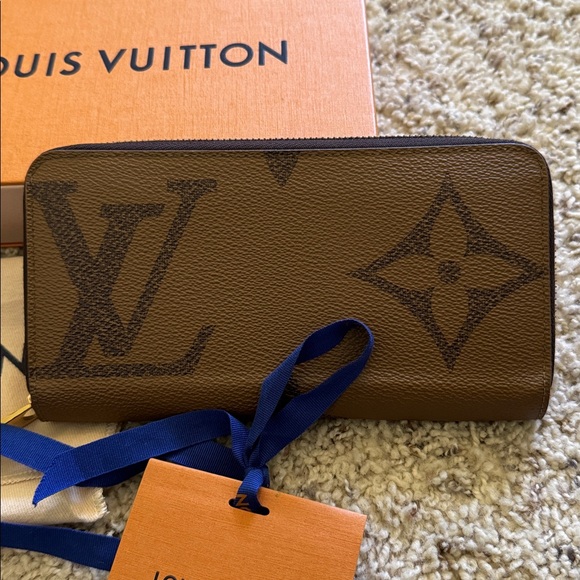 Louis Vuitton Reverse Monogram Zippy Wallet - Picture 2 of 12